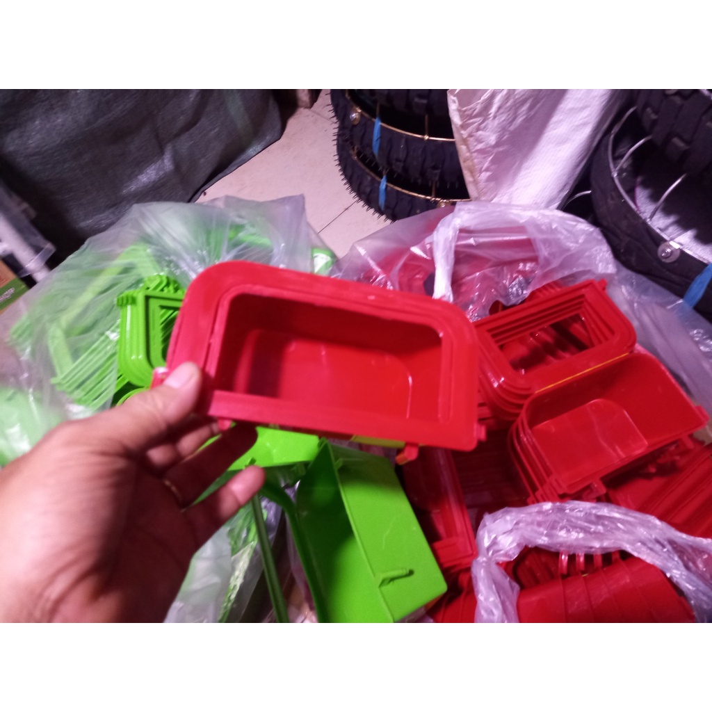 Sét 2 Máng ăn chống vương vãi thức ăn, chống bới cho chim cu gáy, bồ câu