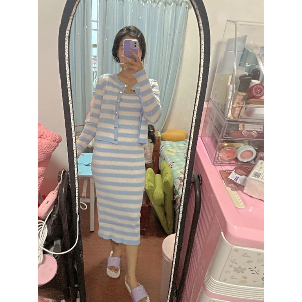 Set váy len mỏng hai dây kèm áo cardigan kẻ sọc xanh trắng đẹp