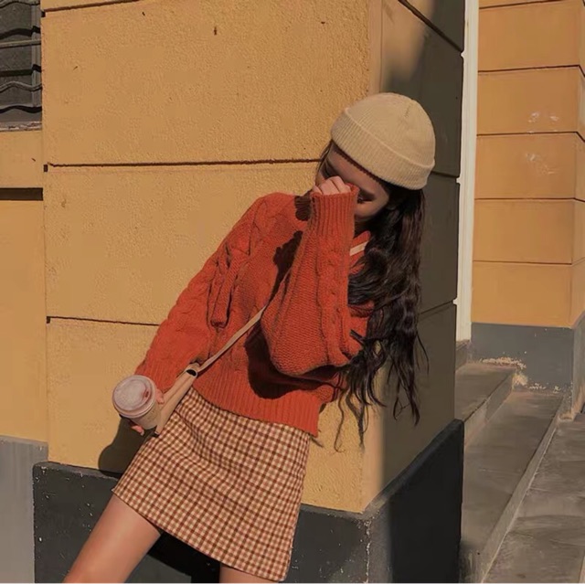 Áo len cam + chân váy kẻ caro