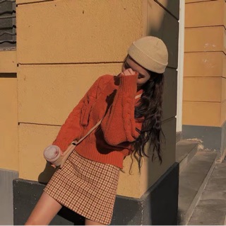 Áo len cam + chân váy kẻ caro
