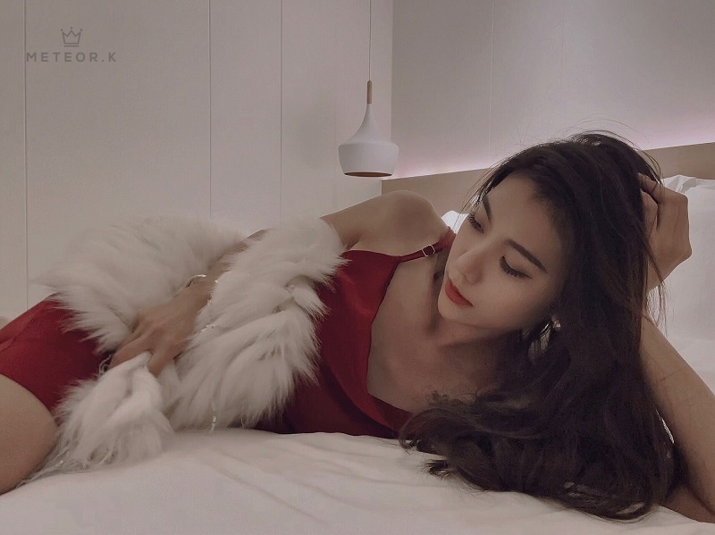 Đầm satin dài hai dây màu đỏ quyến rũ dành cho nữ