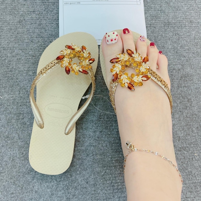 HVN-kim tuyến gold nhạt mix charm nguyệt quế trà •LINDA Trần’s•