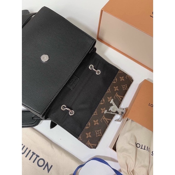 Túi xách công sở khoá chữ Lv