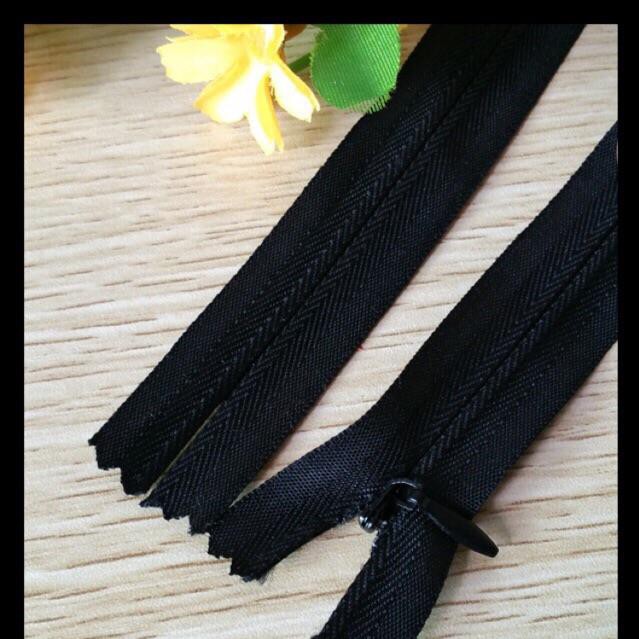 Khoá keoa giọt lệ may vào chân váy