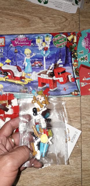 Lắp ráp 1 hộp LegoHappy Princess 67009 có nhiều chi tiết bằng nhựa ABS