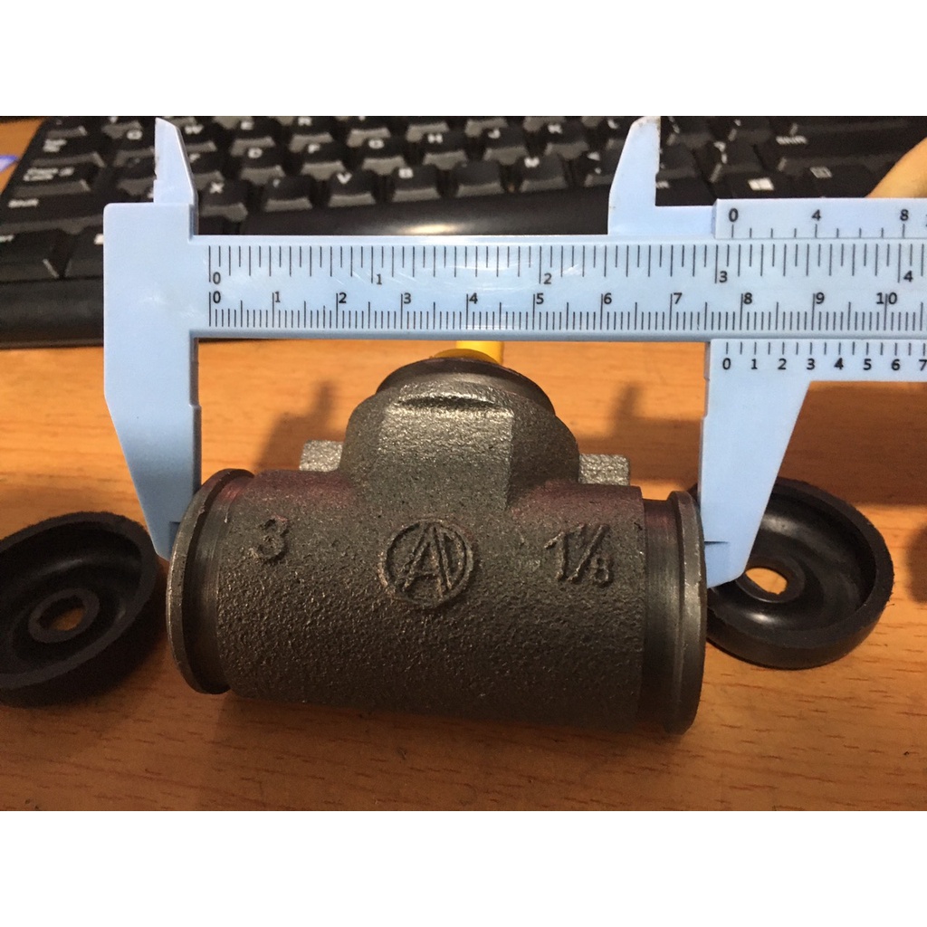 Heo thắng con xe nâng