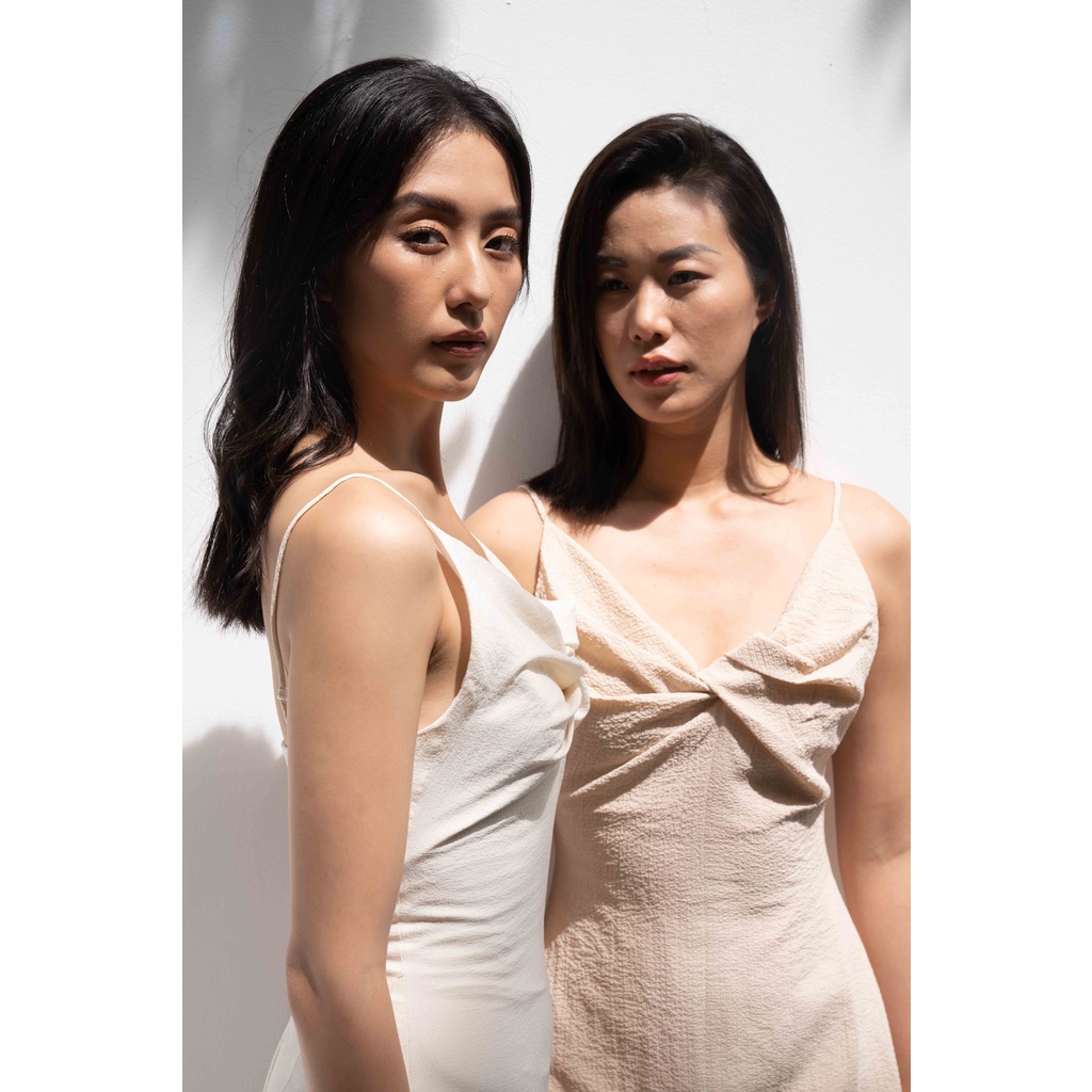 Đầm Hai Dây Dáng Dài MOMOCO Vặn Nút Ngực Dáng Ôm Chất Liệu Xốp Nhăn Co Giãn M2814