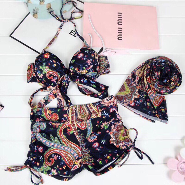 Bộ bikini kèm choàng đi biển