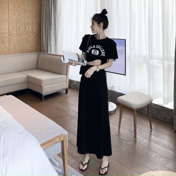 Sét áo và chân váy áo croptop in chữ phối chân váy dài