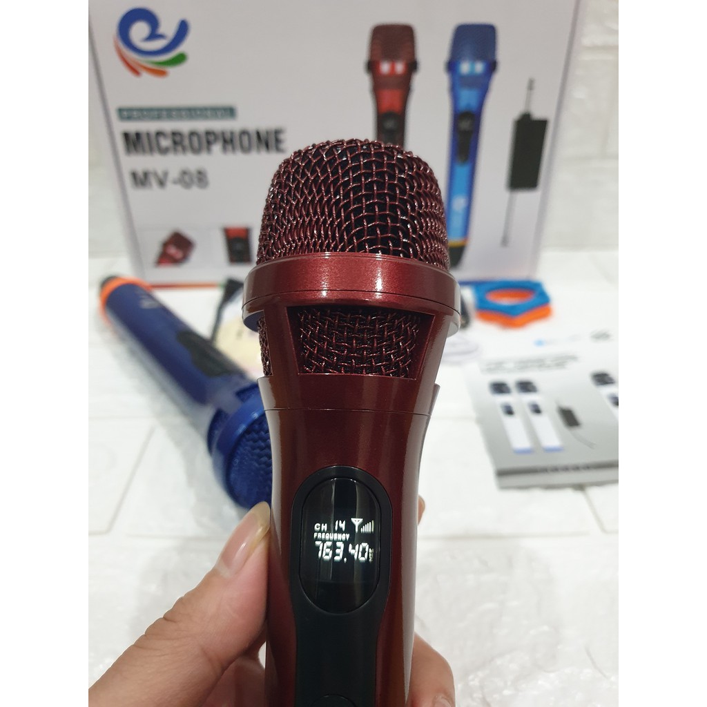 Micro không dây Karaoke MV08 (2 MIC Xanh - Đổ) sử dụng cho mọi Loa kéo, Âm ly, Vang. Hát cực nhẹ, hút mic, thiết kế đẹp