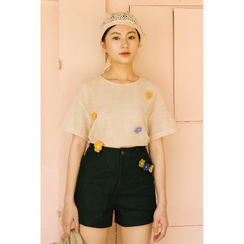 Quần short denim kèm pin hoa của Libe