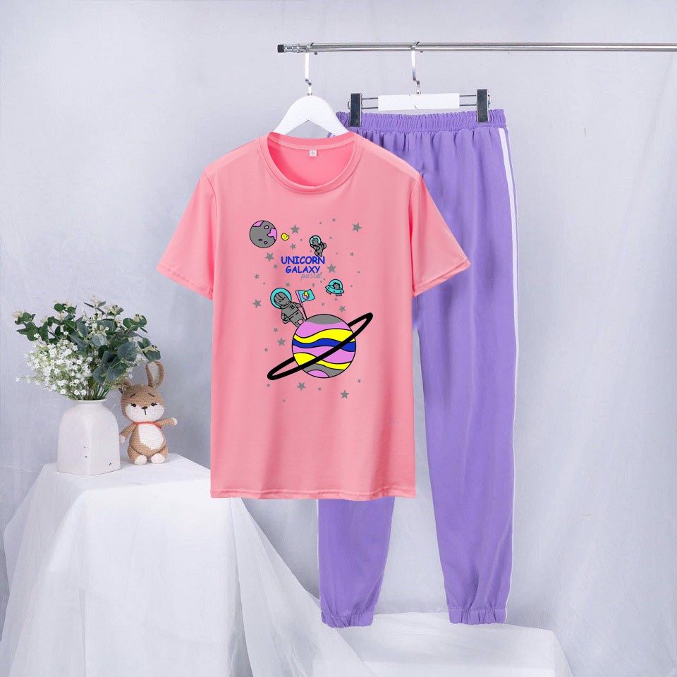 Sét Bộ Đồ Ulzzang Nữ - Áo Cotton Hồng Cánh Sen Mix Quần Dài Sọc Bo Gấu Mặc Đi Chơi Dạo Phố Giá Rẻ In 3D Vũ Trụ Galaxxy