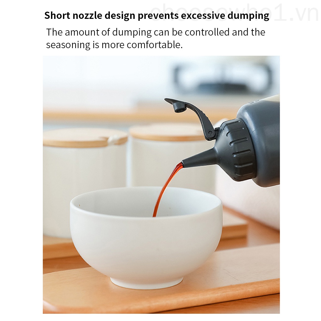 Bình xịt nhựa đựng mật ong dầu ăn trong nhà bếp