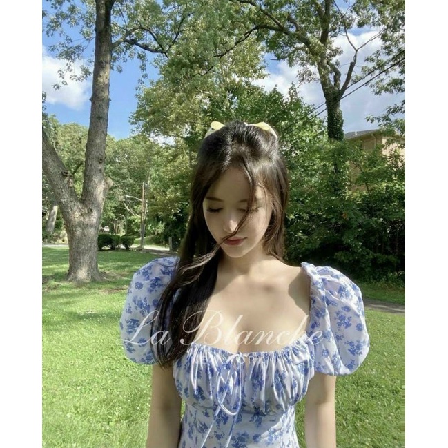 Váy hoa nhí midi xanh dương nhún ngực xẻ tà