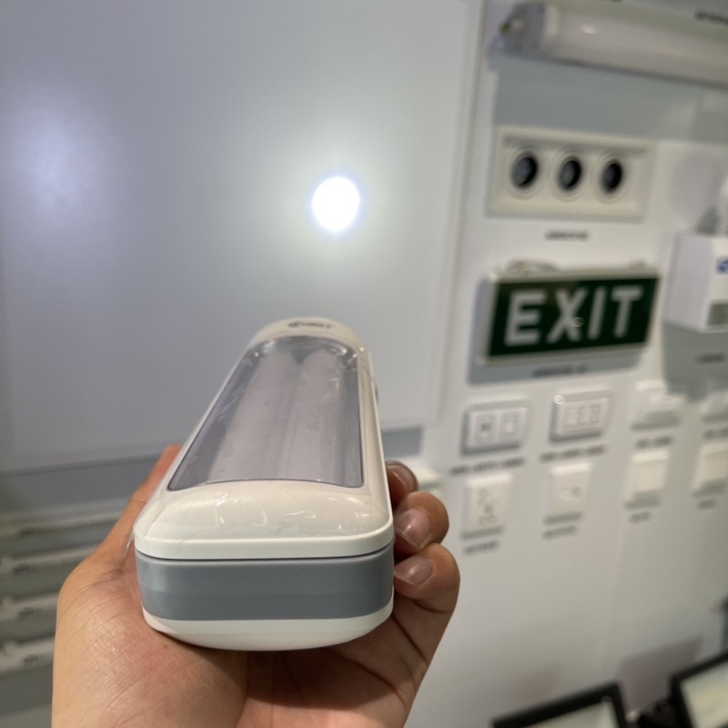 Đèn pin sạc led COMET CRT456 6W,