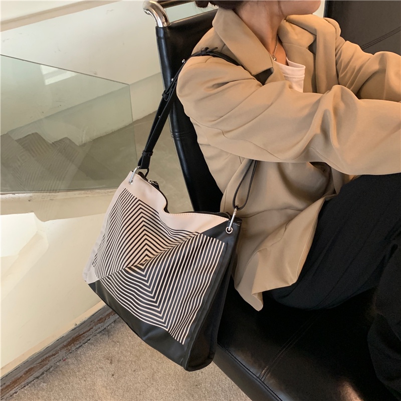 Túi đeo vai họa tiết hình học sức chứa lớn mẫu mới