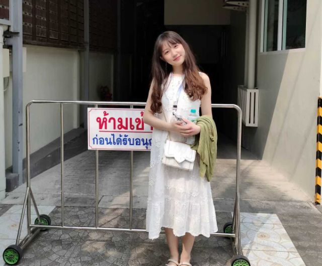 Váy hai dây trắng thêu hoa