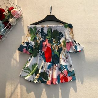 Áo trễ vai hoa .