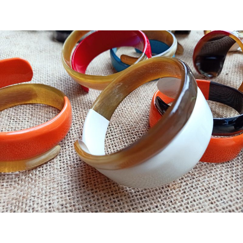 Vòng tay thời trang nữ làm bằng sừng trâu tự nhiên sơn mài hàng thiết kế xuất đi châu Âu