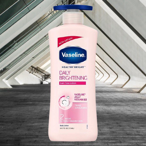 ( mẫu mới )Sữa dưỡng thể Daily Brightening Vaseline 725 ml