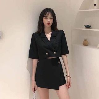 Áo sơ mi cổ vest croptop và chân váy ngắn đắp chéo