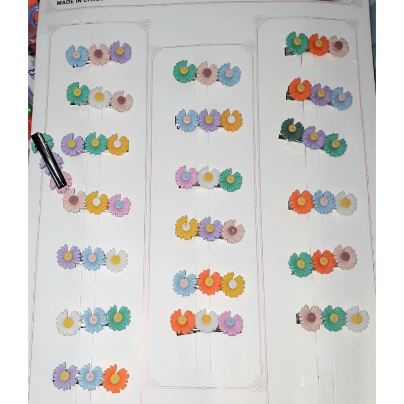 Một chiếc kẹp tóc bằng inox có 3 bông hoa bằng nhựa rất đẹp