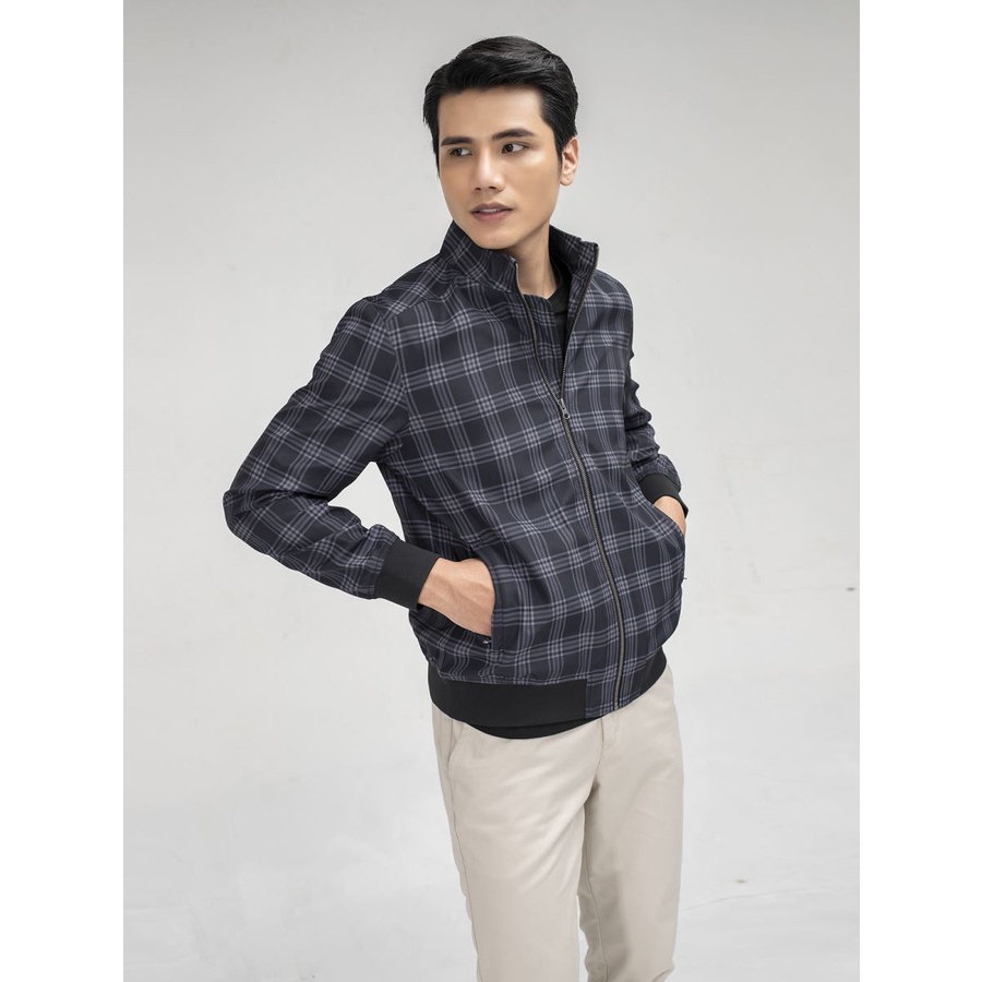 Áo khoác nam Aristino kẻ caro cổ trụ túi có khóa kéo  AJK015W9