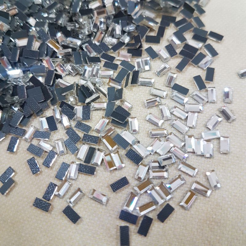 100v ĐÁ VIỀN CHÂN LƯỚI SIZE 2.5×5mm