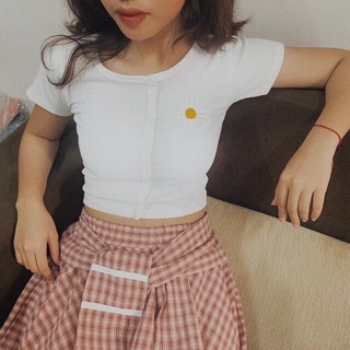 Áo croptop phối nút thêu hoa cúc