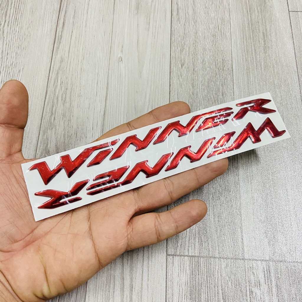 ( WINNER  ĐỎ ) Bộ tem chữ kèm logo cánh chim chất liệu nhựa dẻo mạ chrome sáng bóng