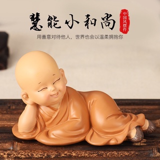 Chú tiểu nằm thư giãn