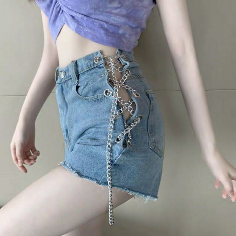 Quần shorts jeans đan dây xích