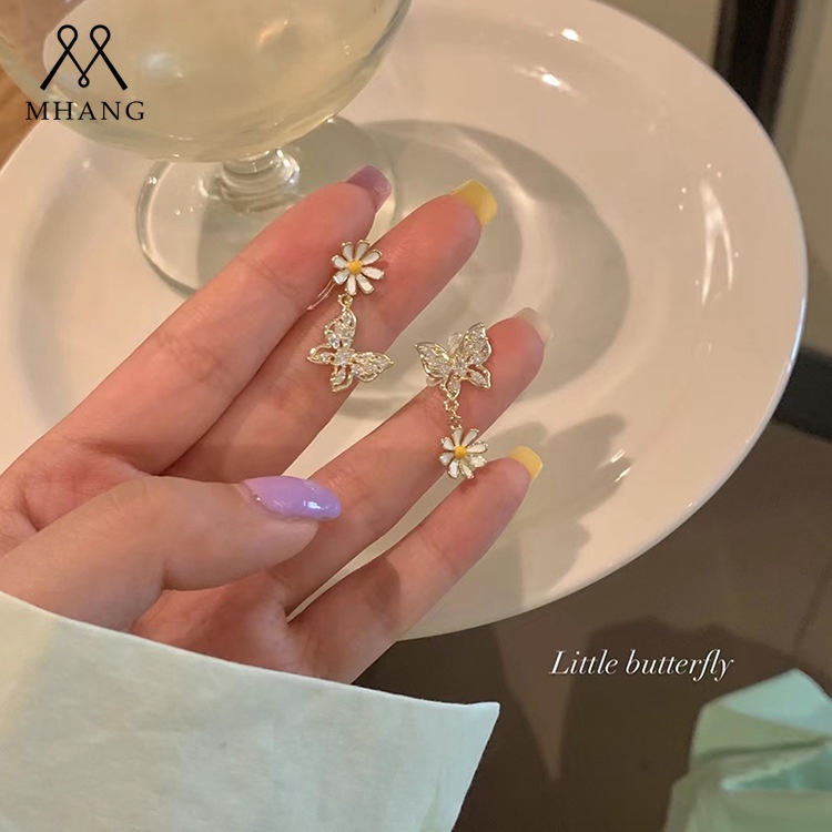 Khuyên Tai Dáng Dài Không Đối Xứng Hình Hoa Cúc Và Bướm Pha Lê Ngọt Ngào Cao Cấp Thời Trang