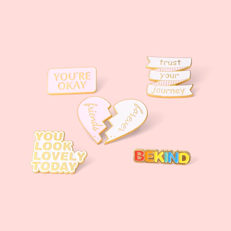 Huy hiệu cài áo bằng kim loại tráng men khắc chữ thời trang