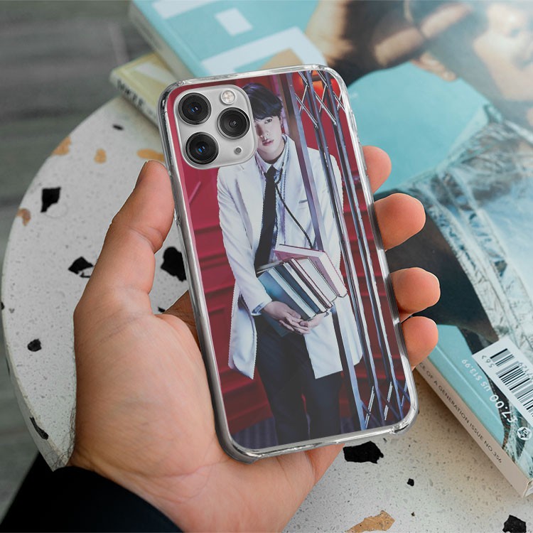 Ip Case Bts Jimin Cam Sach Dua Vao Cua 7/7Plus/8/8Plus/X/Xs/Xs Max/11/11 Promax/12 /12 Pro Max Lpc16120355