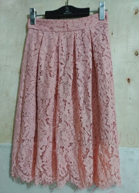 Chân váy xếp ly chất liệu ren hoa | BigBuy360 - bigbuy360.vn