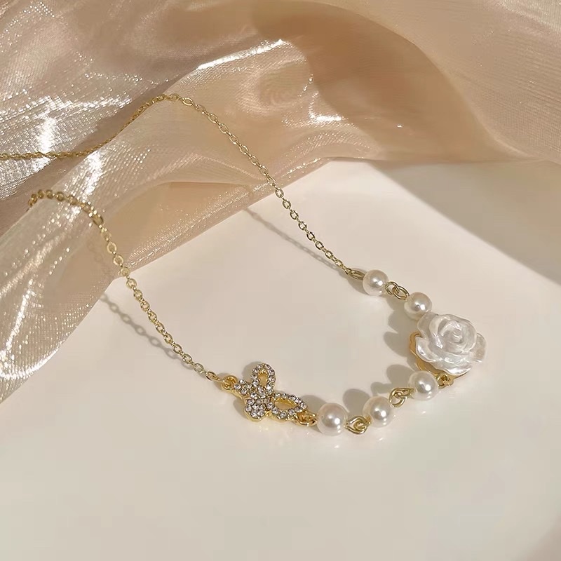 Dây Chuyền Choker Hoa Hồng Trắng Phối Hình Bướm Đính Đá - Vani Store