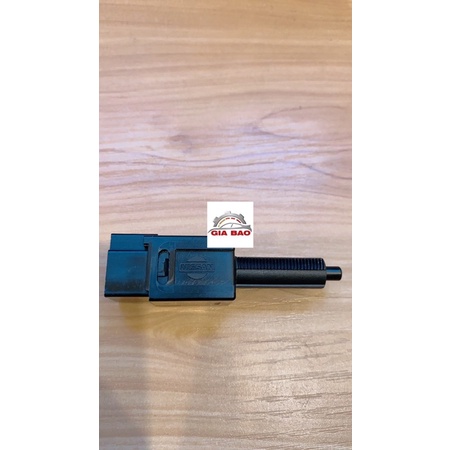 CÔNG TẮC CHÂN PHANH NISSAN NAVARA CHÍNH HÃNG