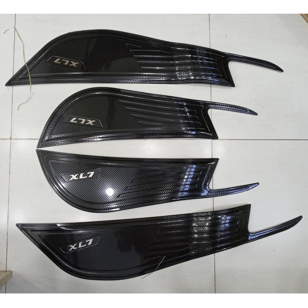 Ốp tapli cánh cửa xe Suzuki XL7, XL-7 2020 2021 cao cấp - 4 chi tiết.