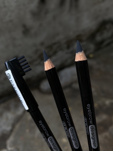 Chì kẻ chân mày Essence màu đen tuyền.  Made in Gẻmany _ xách tay từ Đức . | BigBuy360 - bigbuy360.vn