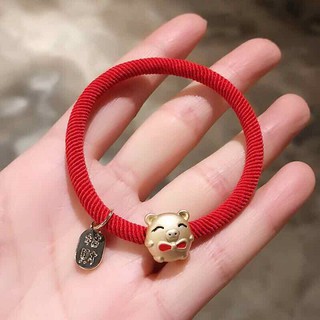 Cột tóc dây đỏ đính heo vàng kiêm vòng đeo tay xinh xắn