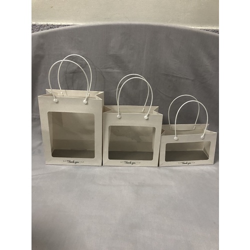 Túi giấy trắng mặt kiếng có quai xách có 3 kích thước/túi