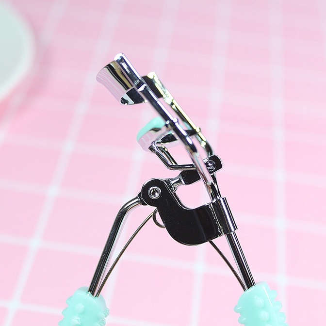 Kẹp mi Yizhilian 7020 nội địa Trung có lớp đệm silicone mềm mịn bấm mi cong tự nhiên