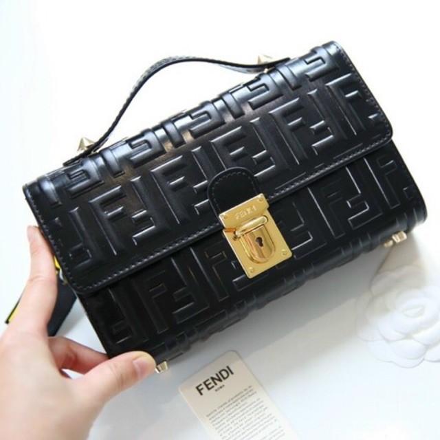 Túi xách F.E.N.D.I quay xách