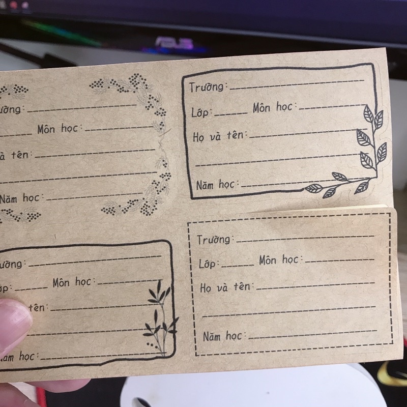 Set 13 nhãn vở vintage đơn giản tiện lợi, nhãn dán có keo dán sẵn.