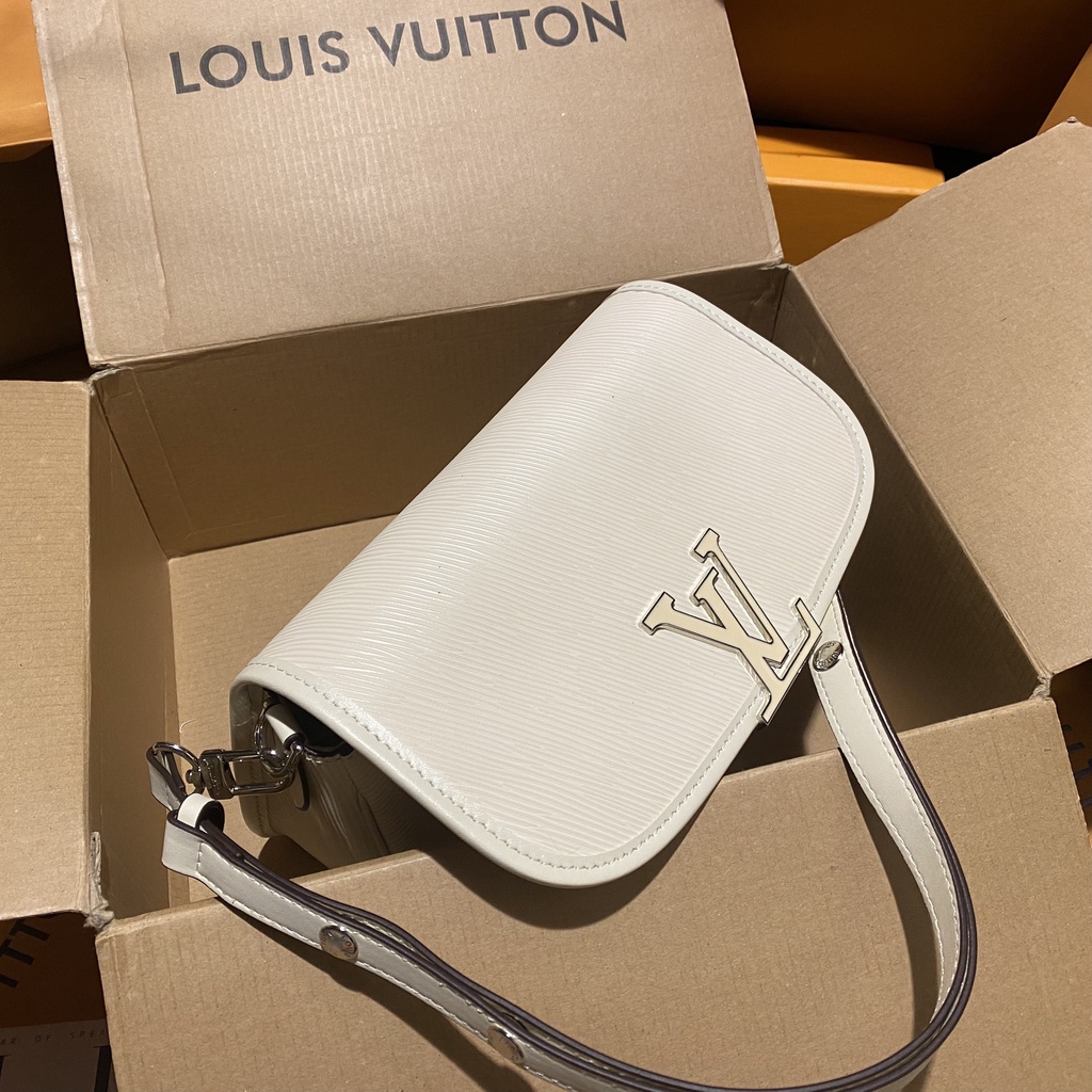 Túi Xách Thời Trang👜👜LV BUCI 2022 SPSL Màu Trắng SIZE : 25 X 15 CM
