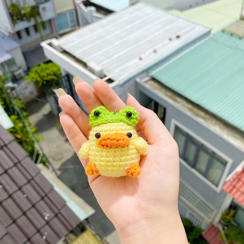 MÓC KHOÁ LEN BÔNG BÉ VỊT ĐỘI MŨ ẾCH
