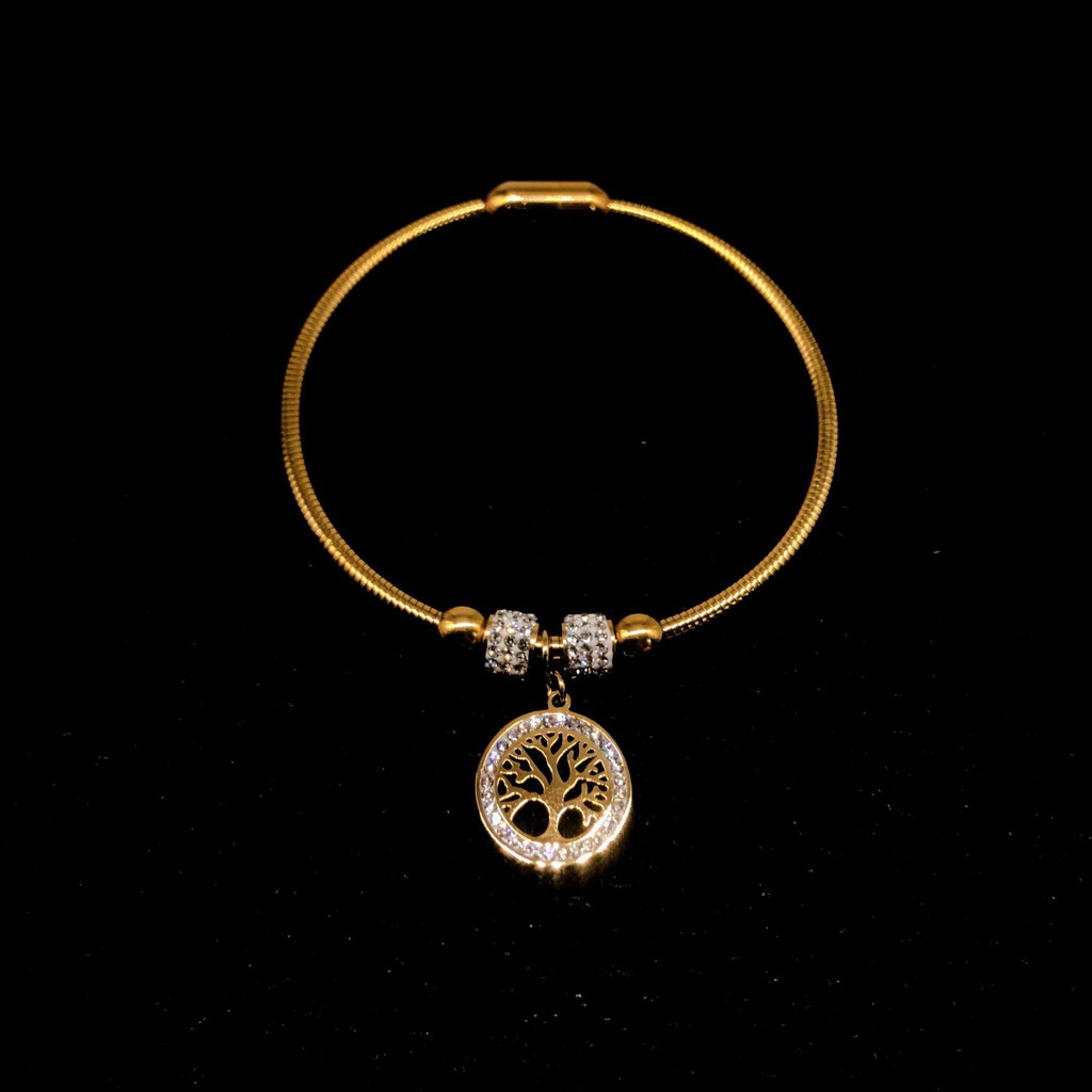 Vòng kim loại với charm họa tiết hình cây