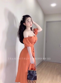 Đầm maxi trễ vai đính nút siêu yêu