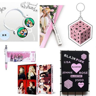 (M2) Bộ 6 món Combo Blackpink Lisa Jisoo Jennie Rose gồm tai nghe chụp vòng cổ thỏi móc khóa rubik Lomo bút sổ in hình